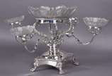 Épergne/centro de mesa de metal espessurado a p... - Épergne/centro de mesa de metal espessurado a prata com vasilha central de cristal lapidado  cercada por  3 menores que partem de quatro braços ...