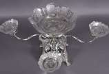 Épergne/centro de mesa de metal espessurado a p... - Épergne/centro de mesa de metal espessurado a prata com vasilha central de cristal lapidado  cercada por  3 menores que partem de quatro braços ...