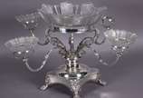 Épergne/centro de mesa de metal espessurado a p... - Épergne/centro de mesa de metal espessurado a prata com vasilha central de cristal lapidado  cercada por  3 menores que partem de quatro braços ...