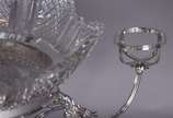 Épergne/centro de mesa de metal espessurado a p... - Épergne/centro de mesa de metal espessurado a prata com vasilha central de cristal lapidado  cercada por  3 menores que partem de quatro braços ...