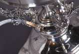 Épergne/centro de mesa de metal espessurado a p... - Épergne/centro de mesa de metal espessurado a prata com vasilha central de cristal lapidado  cercada por  3 menores que partem de quatro braços ...