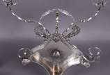 Épergne/centro de mesa de metal espessurado a p... - Épergne/centro de mesa de metal espessurado a prata com vasilha central de cristal lapidado  cercada por  3 menores que partem de quatro braços ...