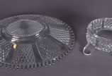 Baccarat (1764),  - Fruteira de cristal frances lapidado, feitio oval, bordas em gomos, base separada com quatro pés recurvos, fundo com estrela. Pequenos bicados.