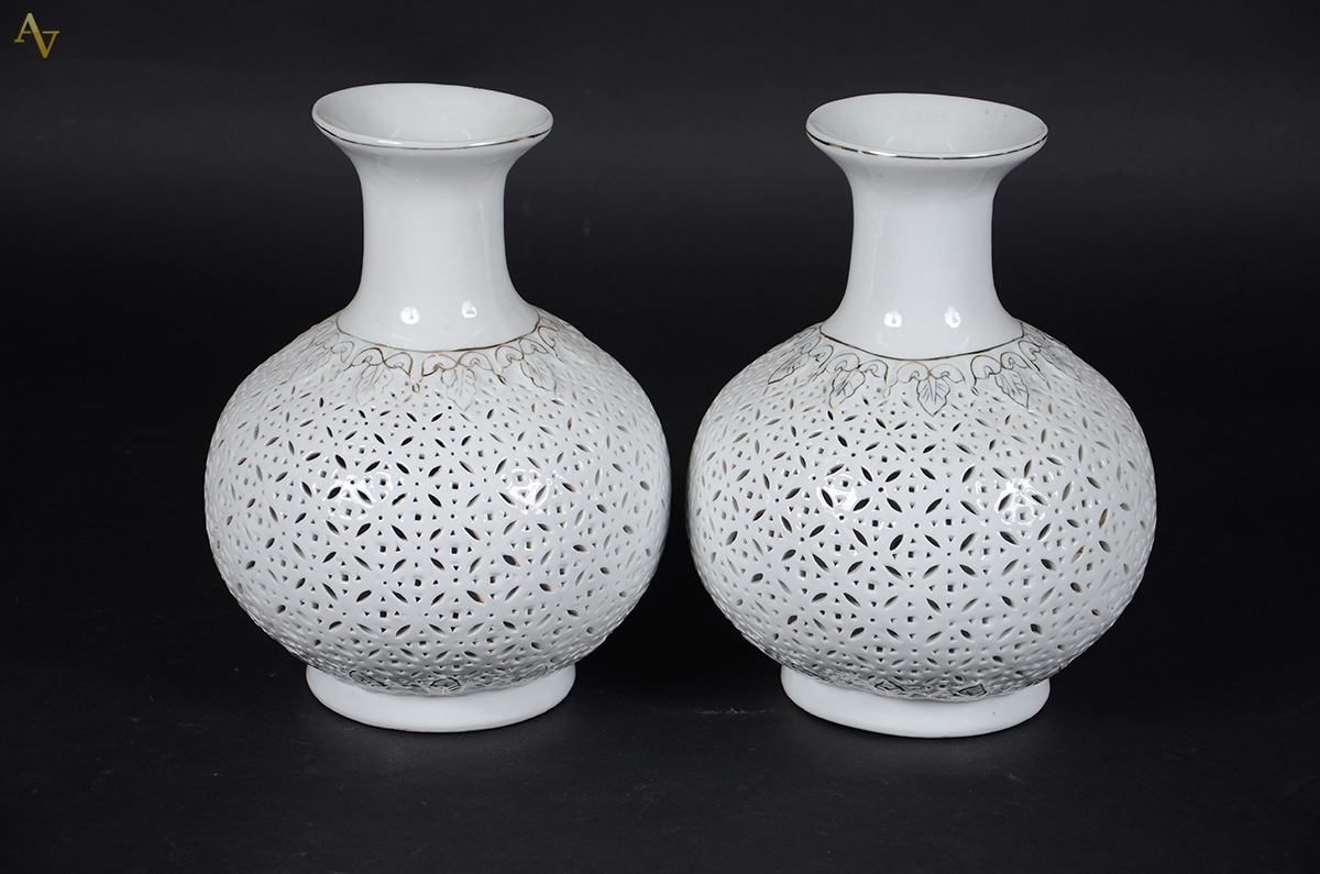 Par de vasos de cerâmica branca com vazados , alt.29 cm.
