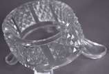 Baccarat (1764),  - Fruteira de cristal frances lapidado, feitio oval, bordas em gomos, base separada com quatro pés recurvos, fundo com estrela. Pequenos bicados.