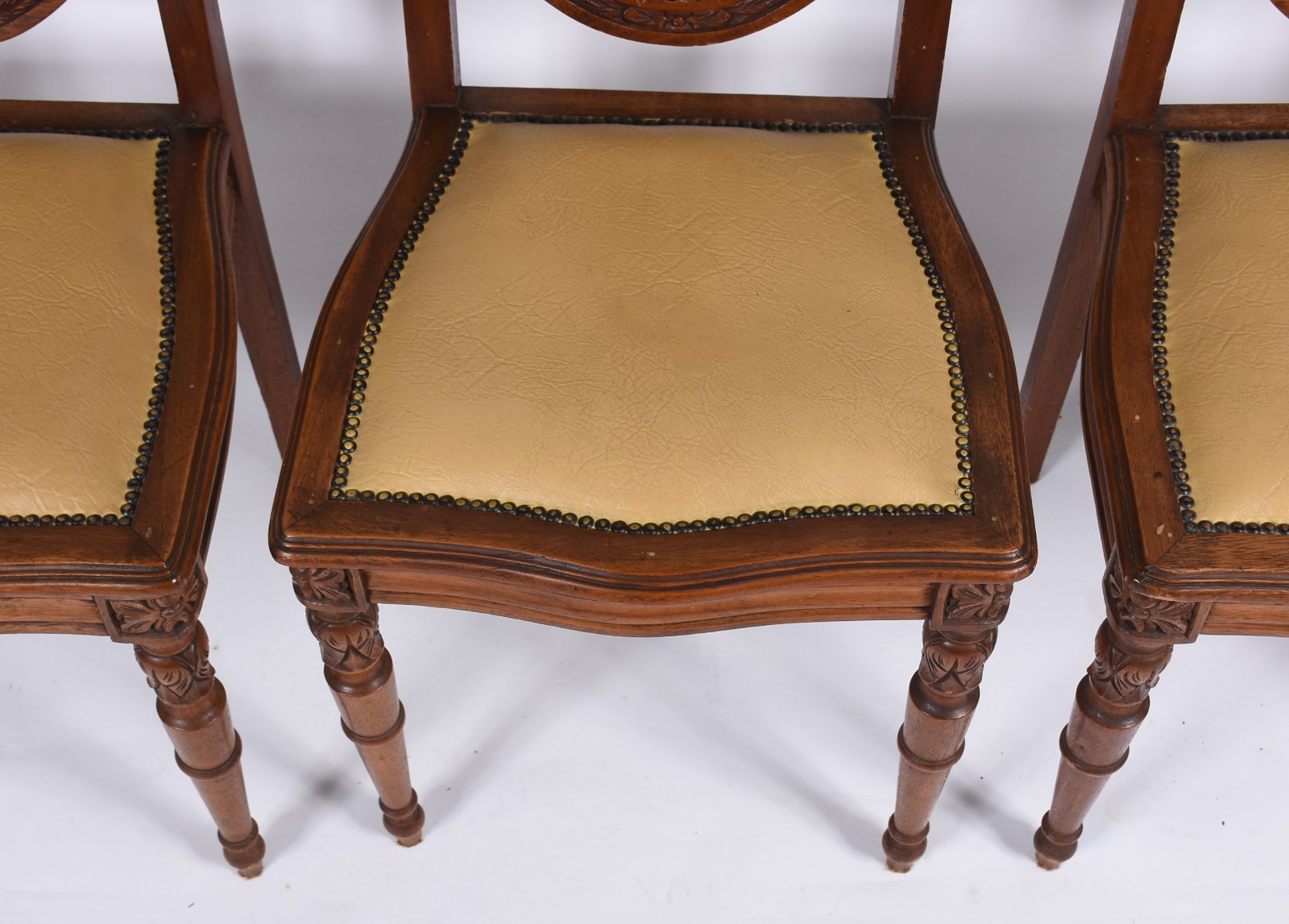 Mesa de jantar de cerejeira, tábua extensora (90 cm x 40 cm), saia... - foto 6 de 7