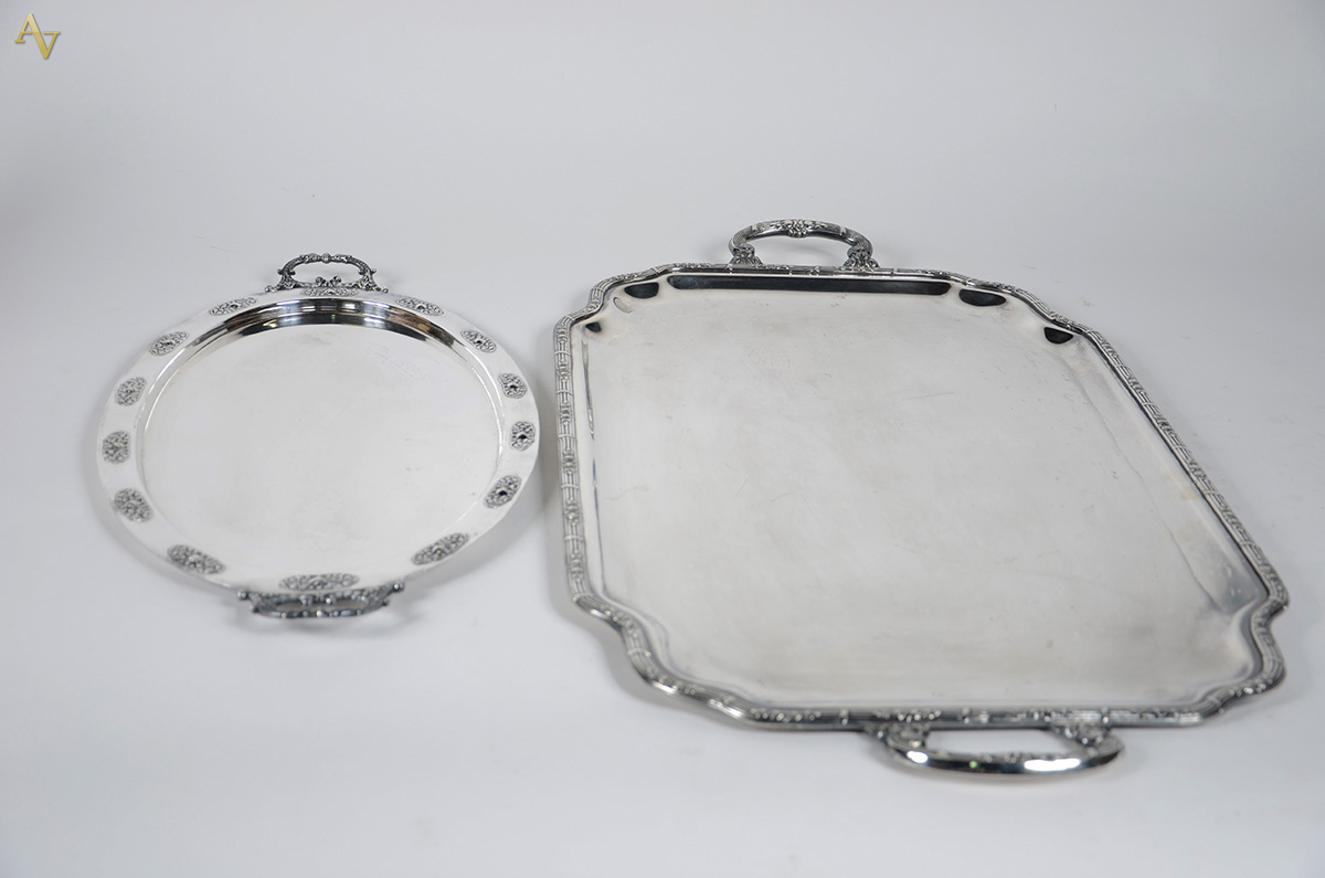 Tres peças diversas, sendo duas bandejas de metal prateado, uma oval... - foto 2 de 3