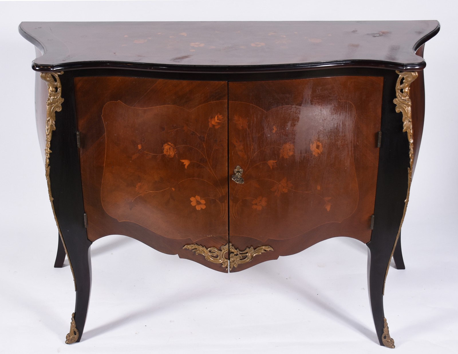 Cômoda de madeira nobre estilo francês, duas portas, prateleira... - foto 2 de 7