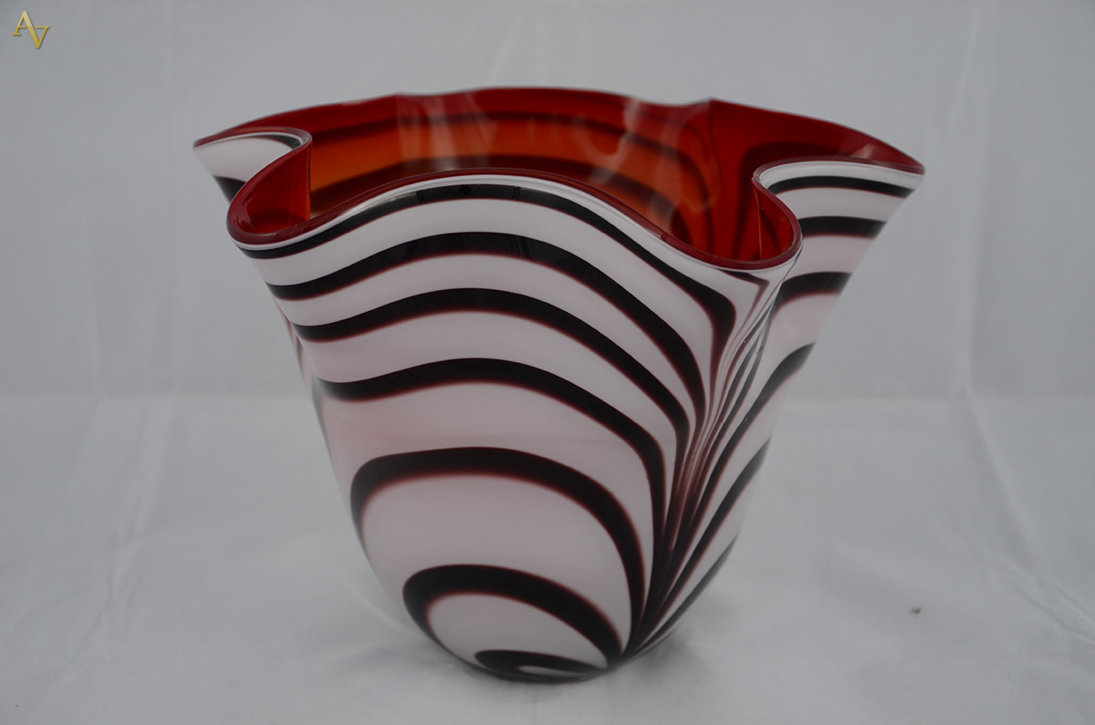 Vaso em vidro italiano, borda recortada nas cores preto, branco e...