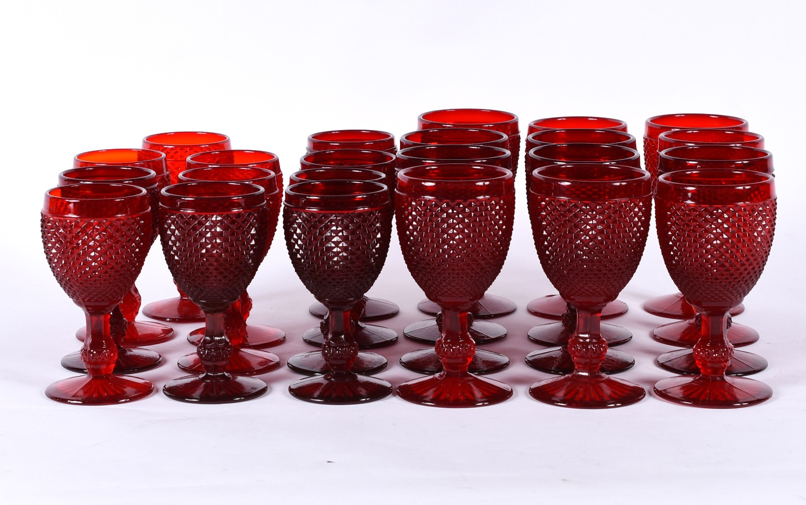 Conjunto de copos de vidro vermelho lapidação "bico de jaca"... - foto 1 de 3