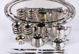 Diversas peças de metal prateado, sendo: 7 faca... - Diversas peças de metal prateado, sendo: 7 facas, travessa, 9 bowls, 2 bules, leiteira e açucareiro. Total: 21 peças.