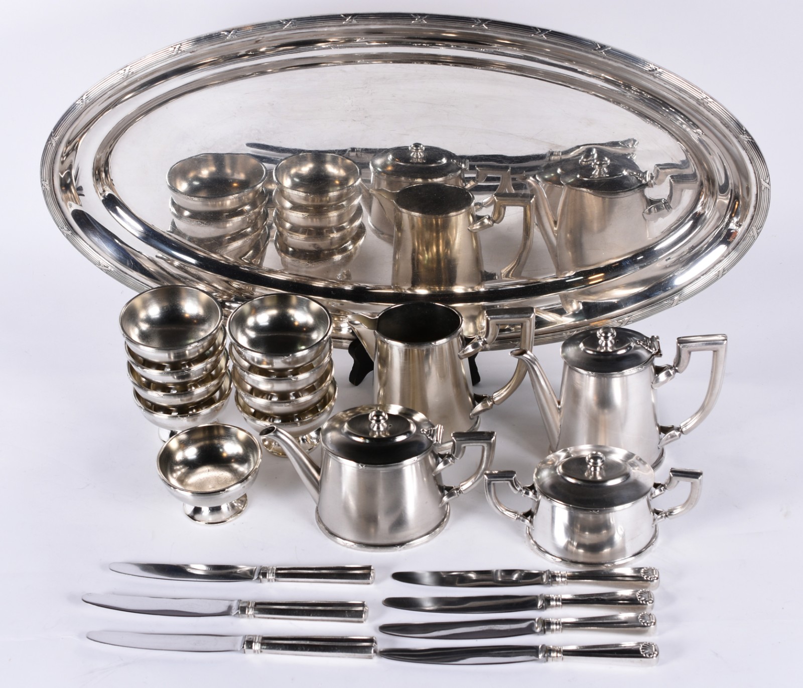 Diversas peças de metal prateado, sendo: 7 facas, travessa, 9 bowls... - foto 1 de 9