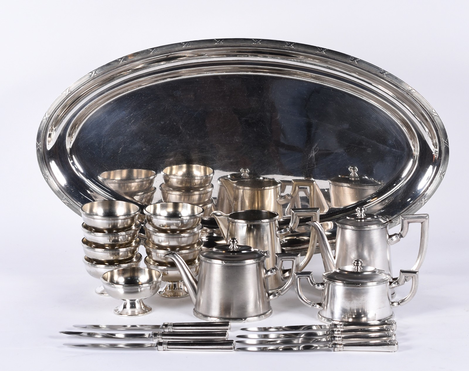 Diversas peças de metal prateado, sendo: 7 facas, travessa, 9 bowls... - foto 2 de 9