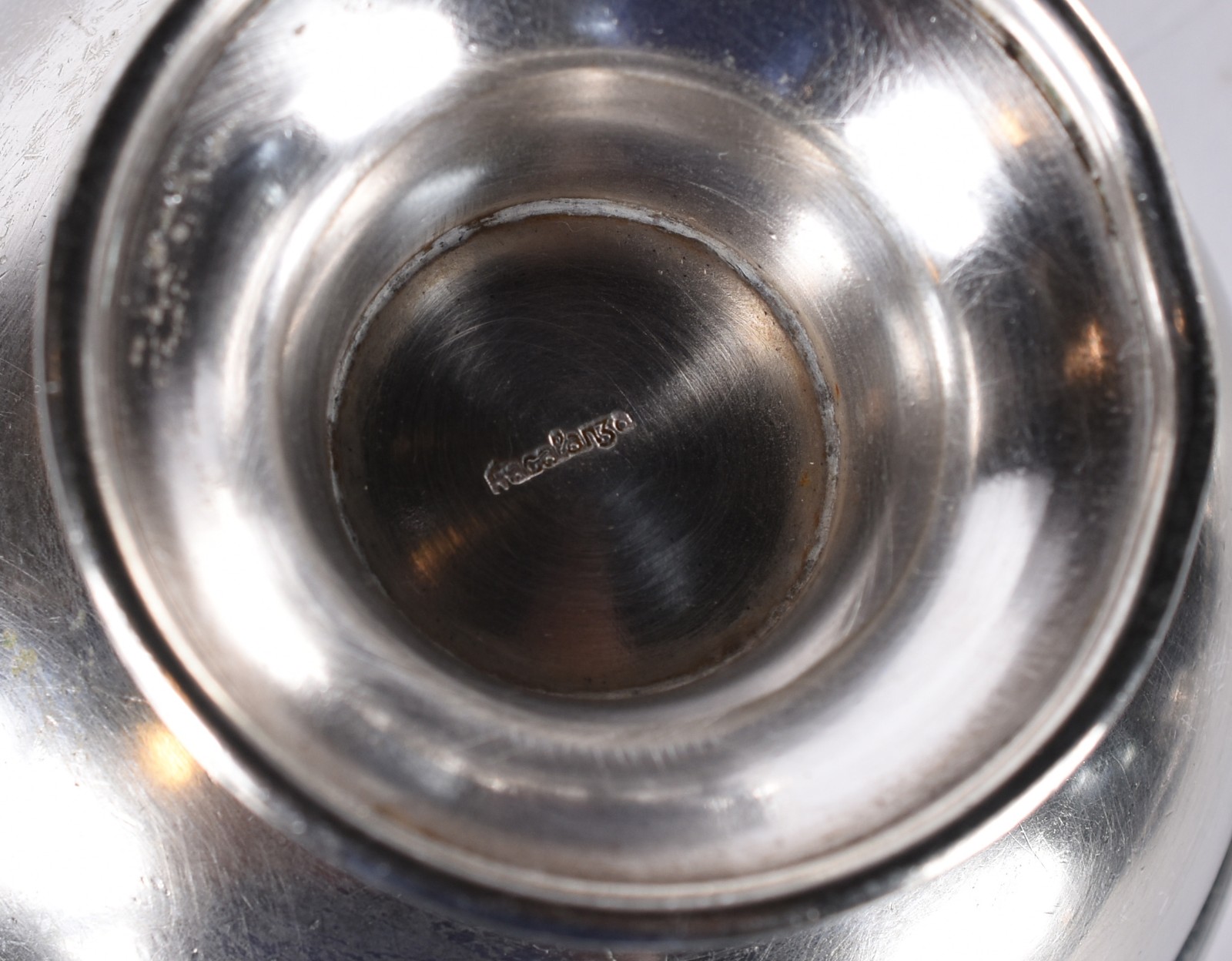 Diversas peças de metal prateado, sendo: 7 facas, travessa, 9 bowls... - foto 6 de 9