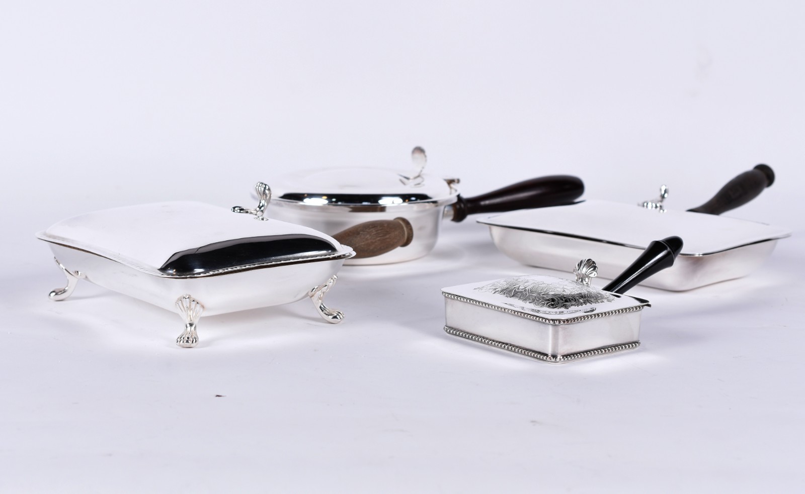 Quatro porta migalhas de metal prateado com cabos de madeira, modelos... - foto 3 de 7
