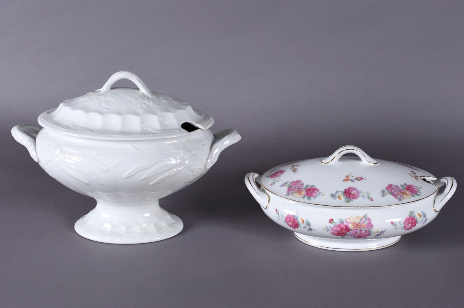 Duas sopeiras de porcelana, sendo uma inglesa na cor branca com... - foto 1 de 6