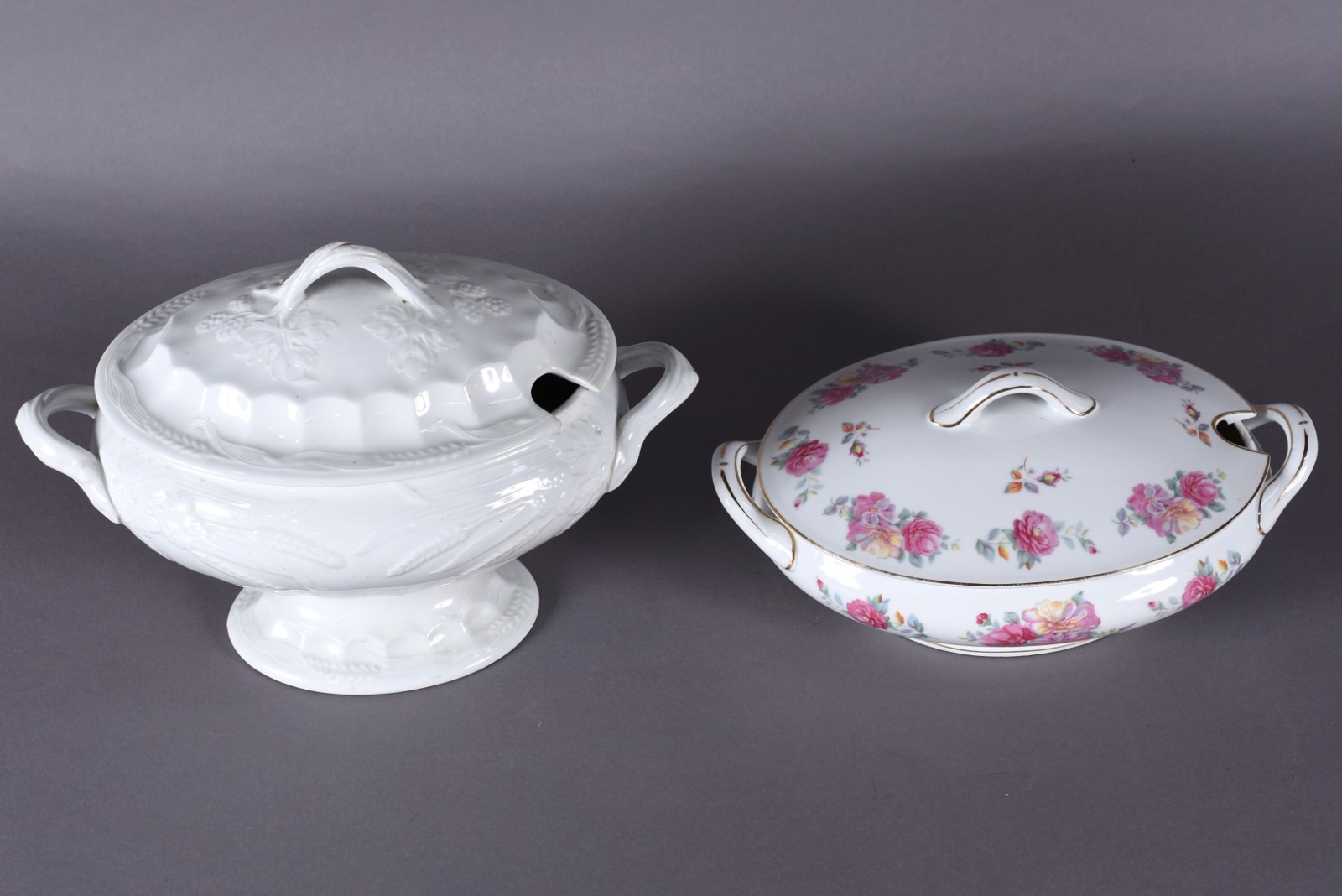 Duas sopeiras de porcelana, sendo uma inglesa na cor branca com... - foto 2 de 6