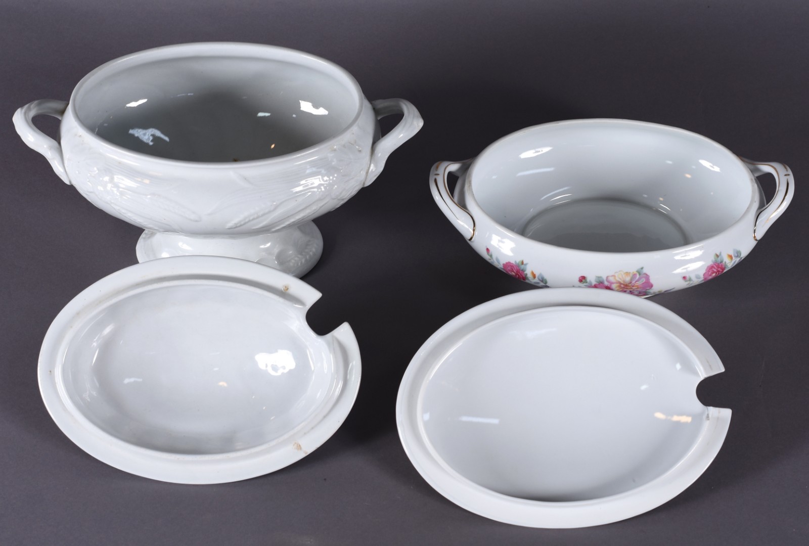 Duas sopeiras de porcelana, sendo uma inglesa na cor branca com... - foto 3 de 6