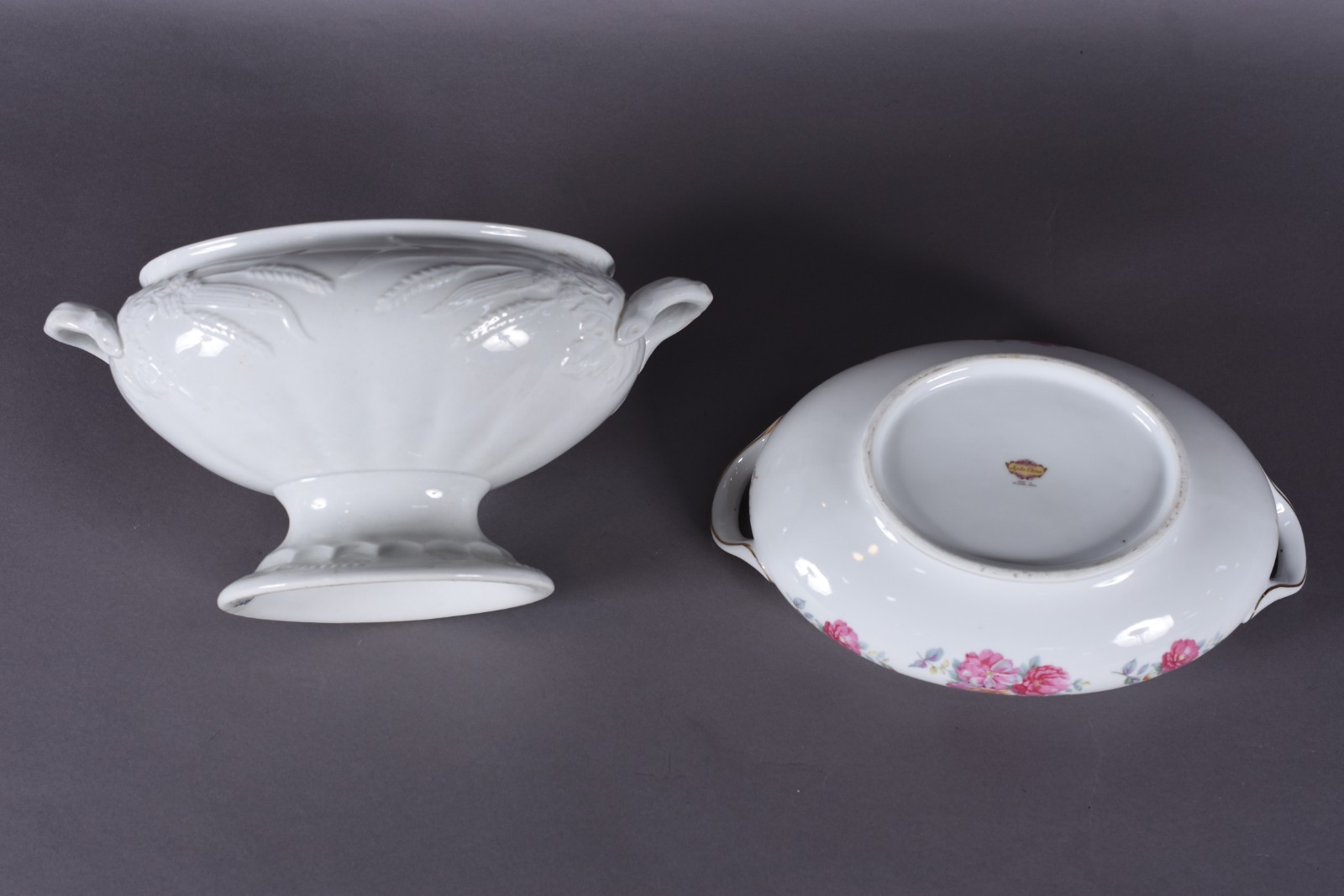 Duas sopeiras de porcelana, sendo uma inglesa na cor branca com... - foto 4 de 6