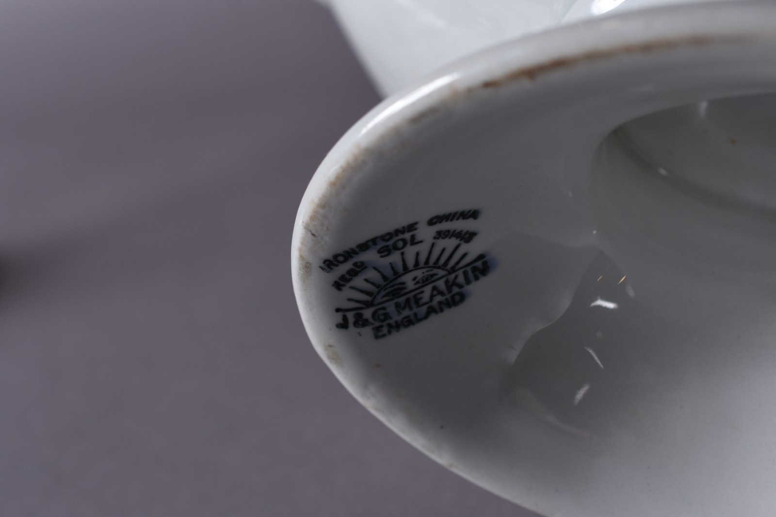 Duas sopeiras de porcelana, sendo uma inglesa na cor branca com... - foto 6 de 6