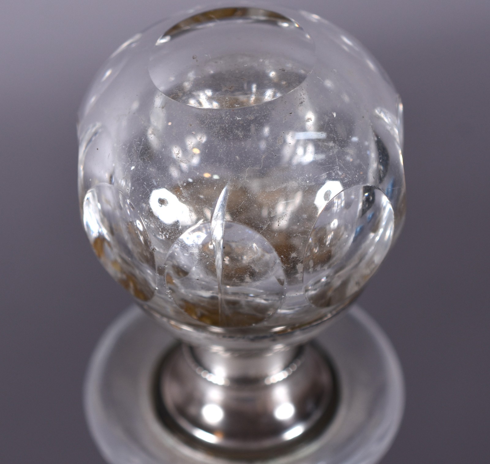Três garrafas de cristal francês, sendo 2 facetadas e 1 lapidado em... - foto 5 de 5