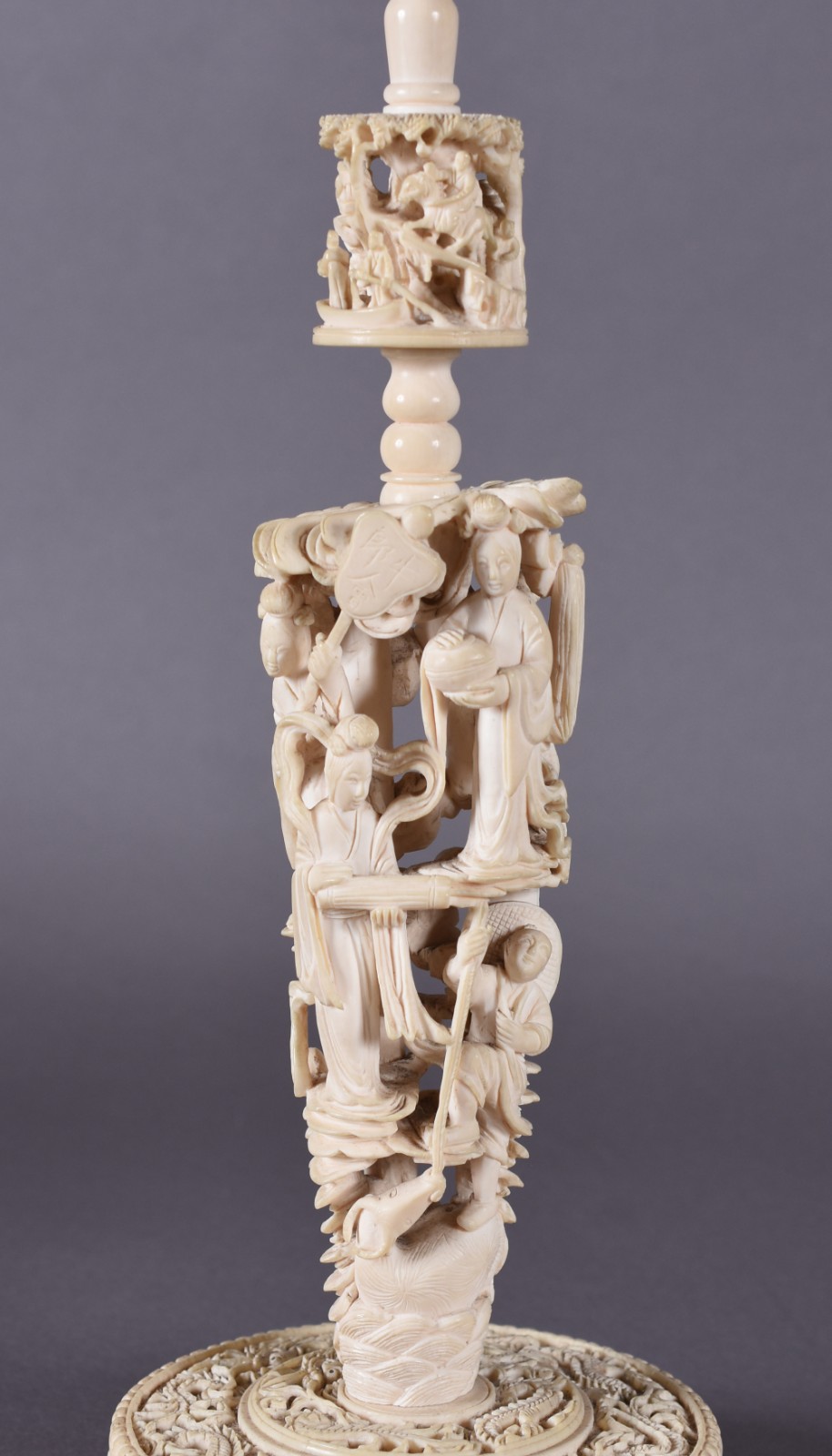 Escultura de marfim representando "sete bolas" sobre pedestal com... - foto 3 de 7
