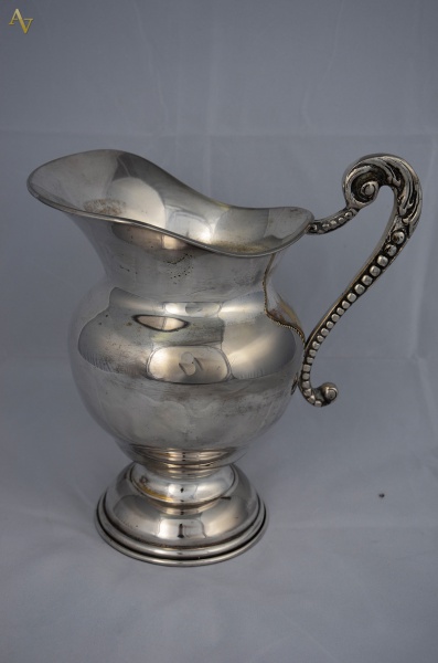 Jarra para água em metal prateado. Altura: 24 cm