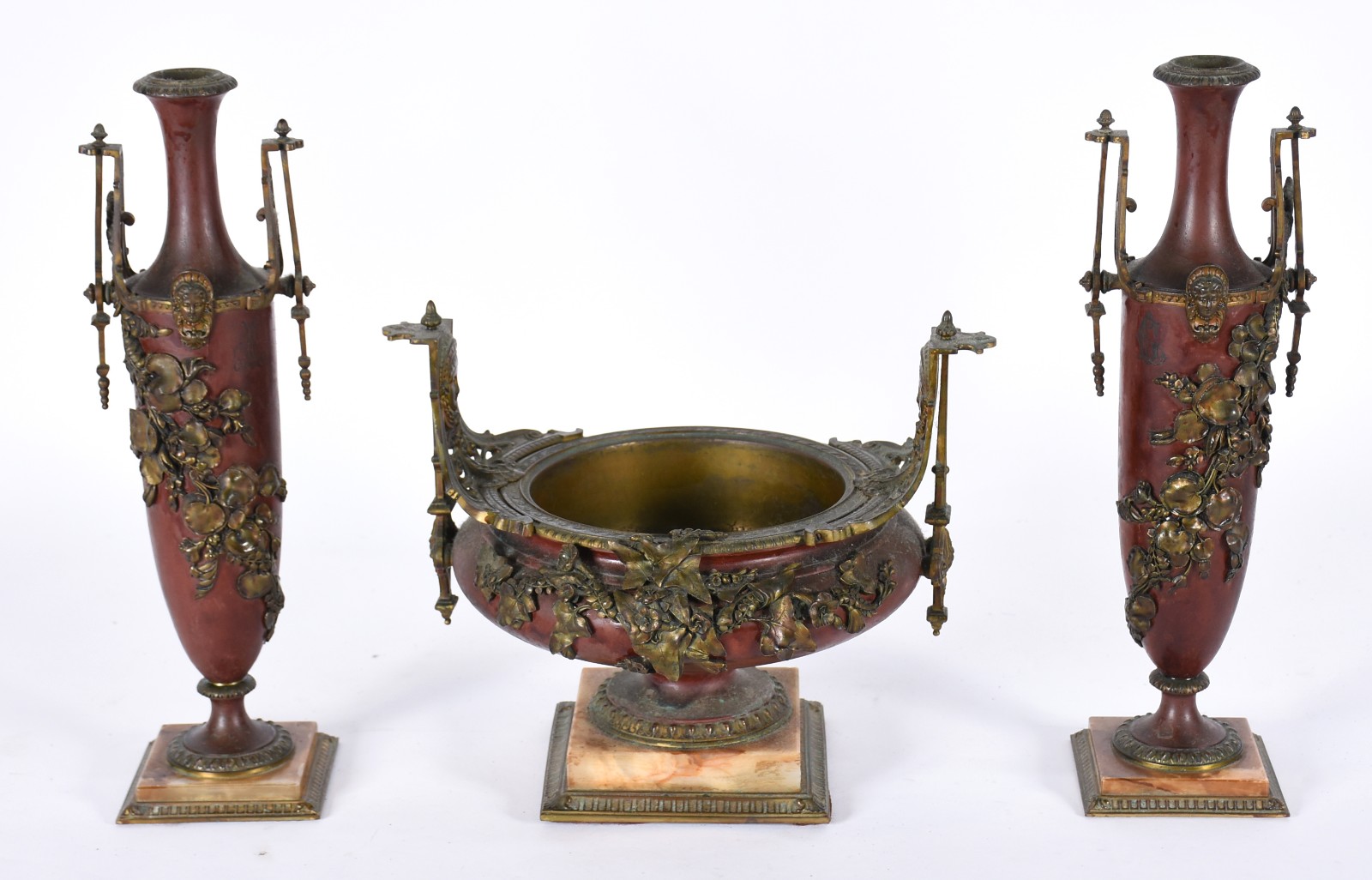 Conjunto de fruteira e par de ânforas metal com folhagens em relevo... - foto 1 de 6