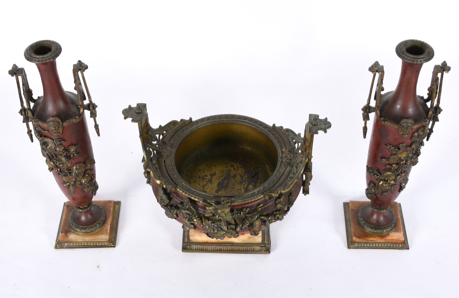 Conjunto de fruteira e par de ânforas metal com folhagens em relevo... - foto 2 de 6