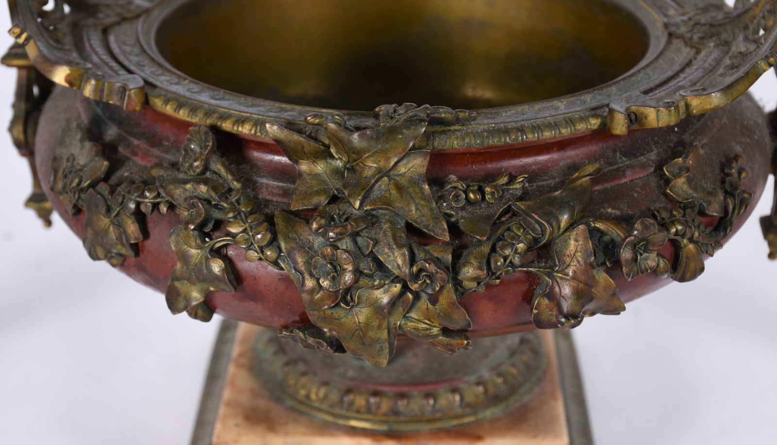 Conjunto de fruteira e par de ânforas metal com folhagens em relevo... - foto 4 de 6