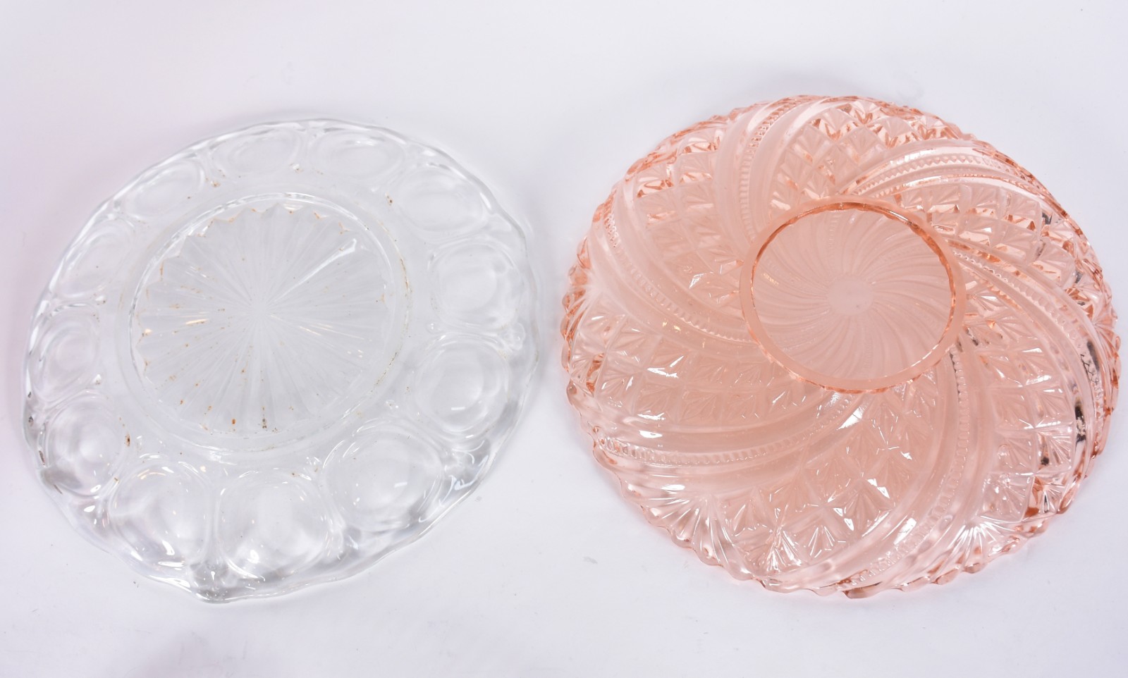 Diversas peças de vidro, sendo: 2 garrafas coloridas, 2 pratos para... - foto 4 de 5