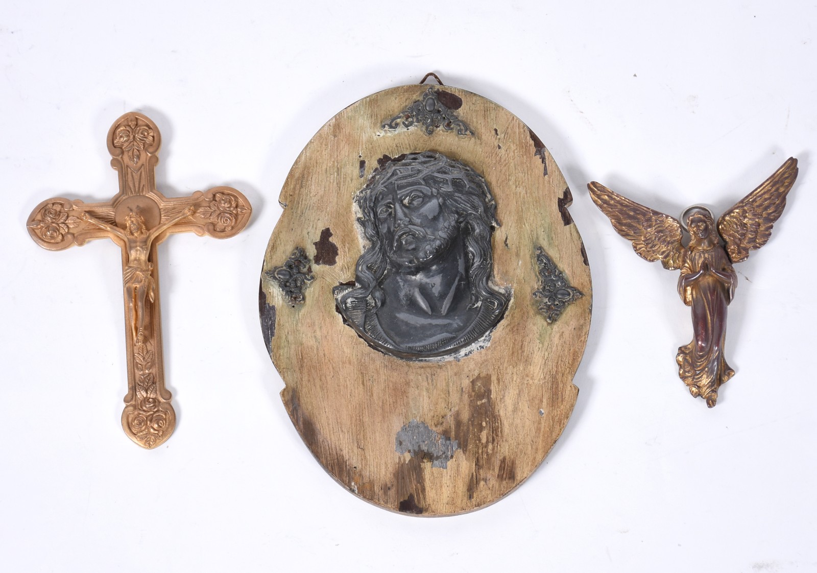 Três pequenas peças sacras, sendo: Cristo crucificado em metal... - foto 1 de 8