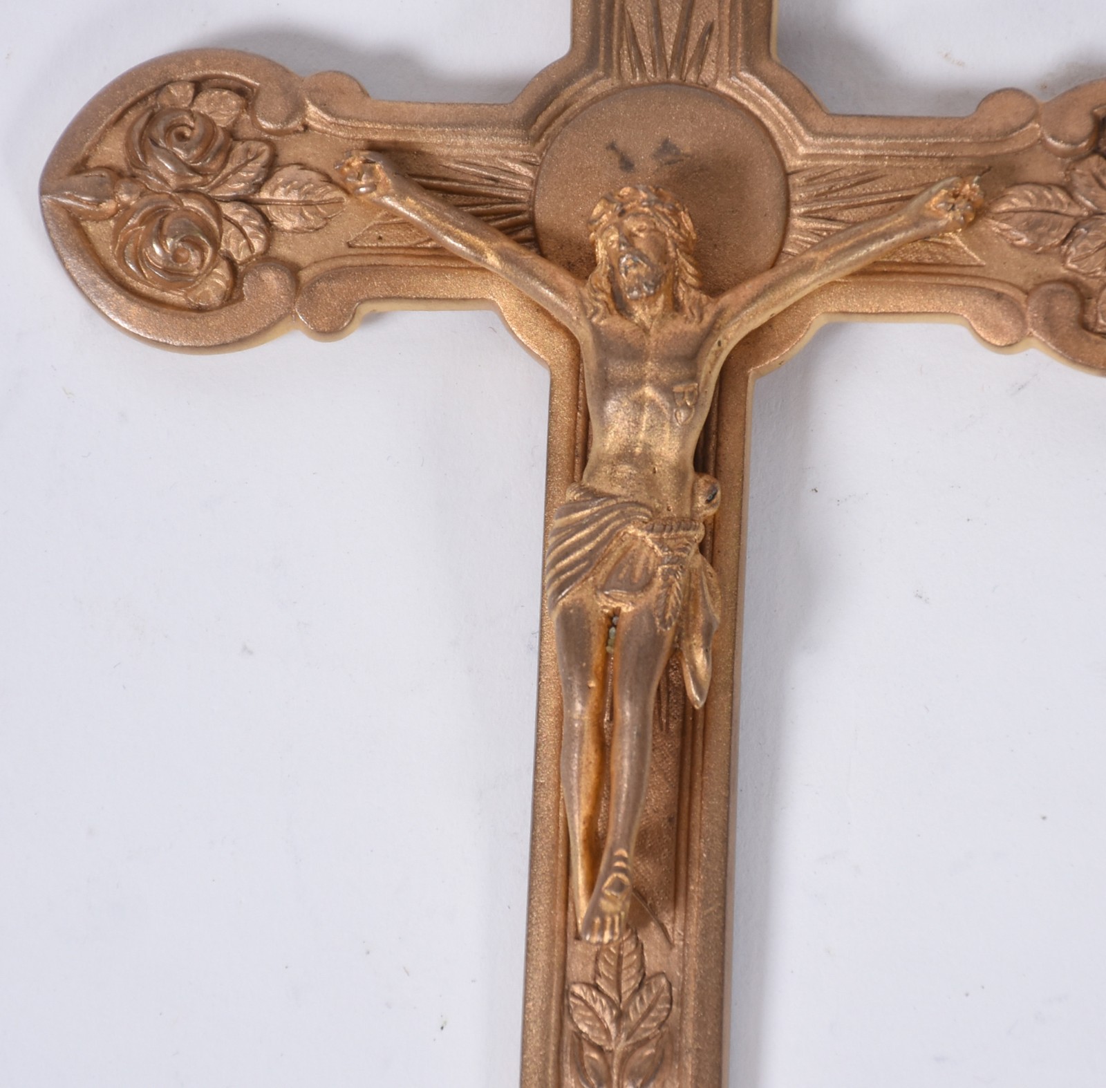 Três pequenas peças sacras, sendo: Cristo crucificado em metal... - foto 2 de 8