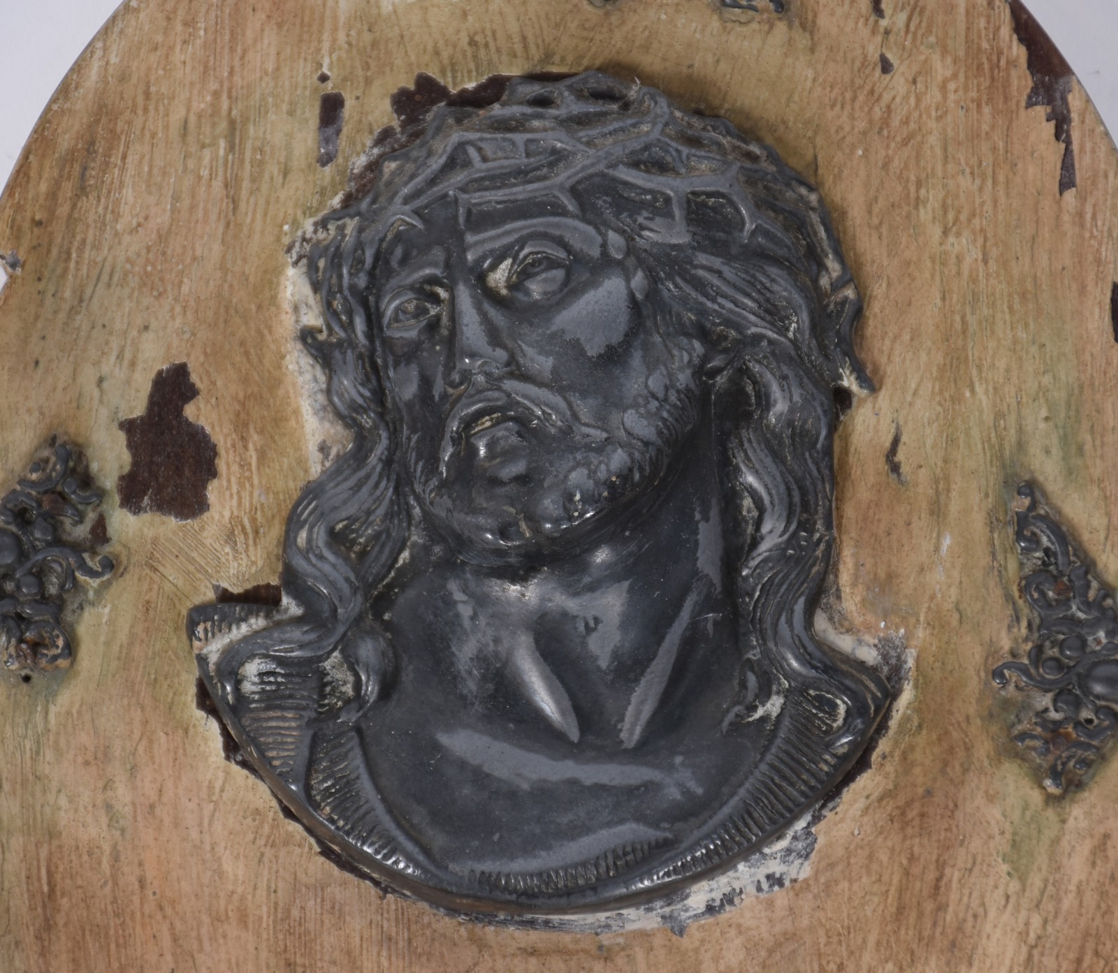 Três pequenas peças sacras, sendo: Cristo crucificado em metal... - foto 3 de 8