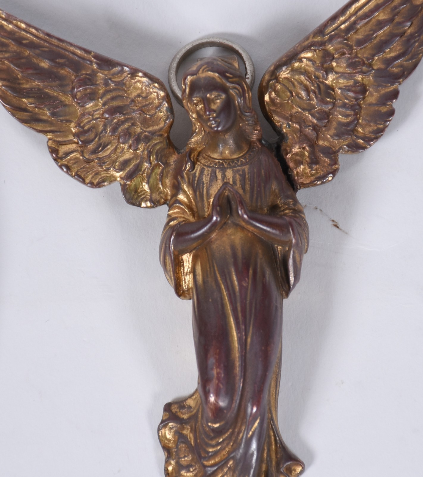 Três pequenas peças sacras, sendo: Cristo crucificado em metal... - foto 5 de 8