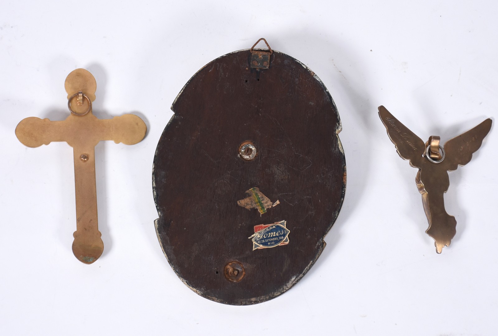 Três pequenas peças sacras, sendo: Cristo crucificado em metal... - foto 6 de 8