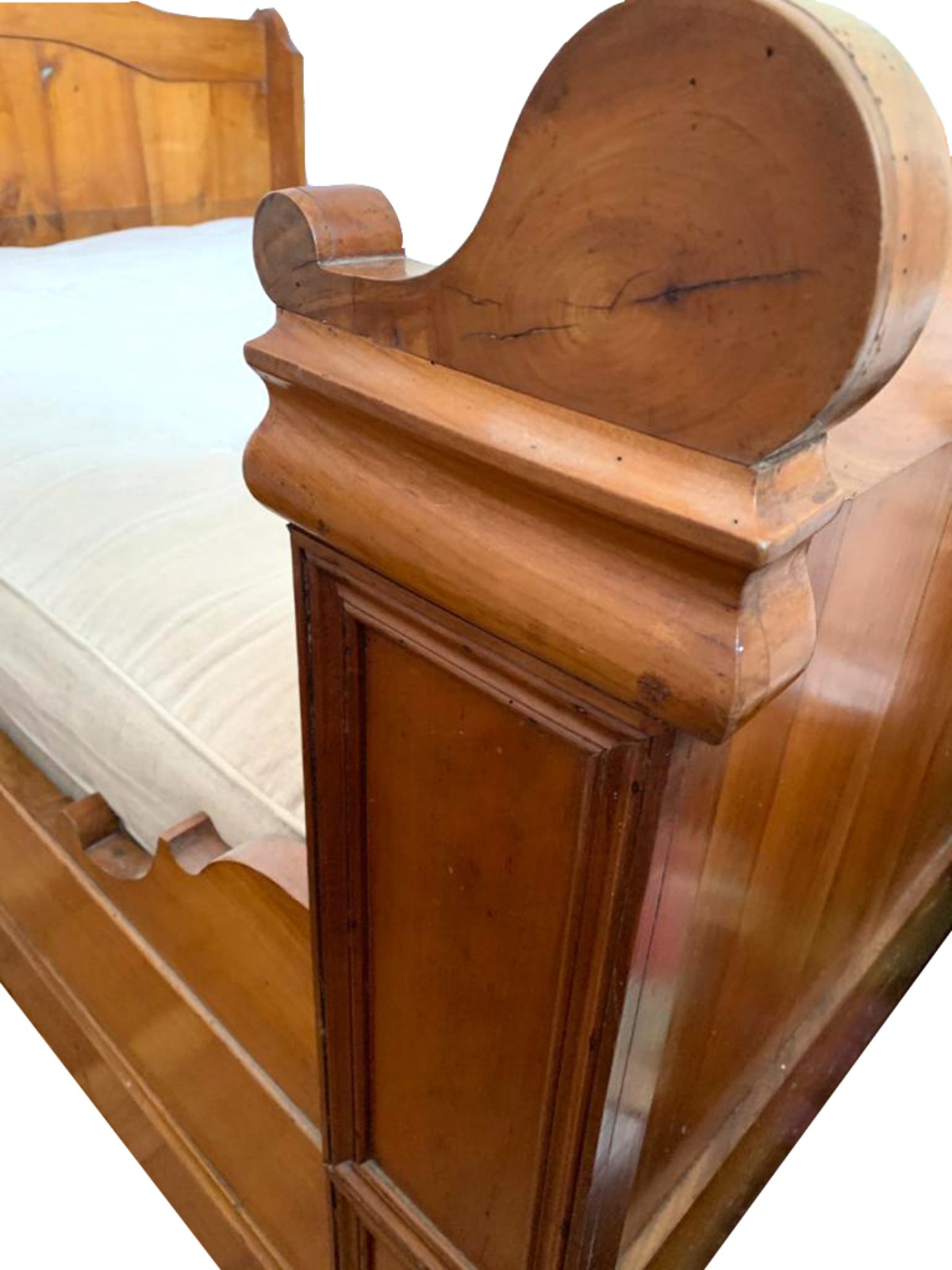 Antiga Cama de viúvo de madeira nobre, cabeceira e peseira altas... - foto 3 de 4