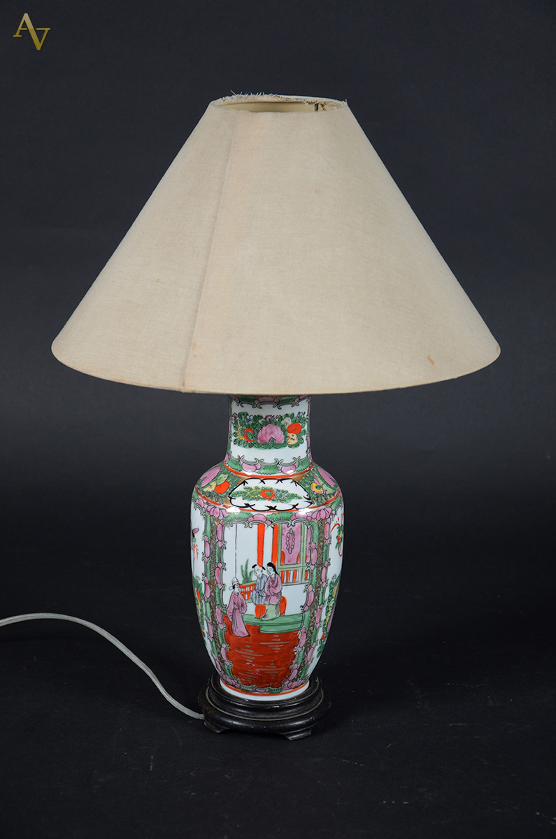 Luminária em porcelana chinesa policromada com cúpula de tecido bege... - foto 1 de 2