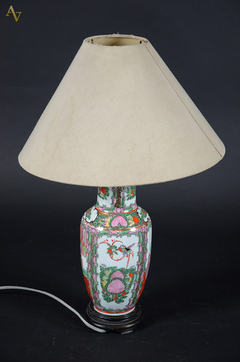Luminária em porcelana chinesa policromada com cúpula de tecido bege... - foto 2 de 2