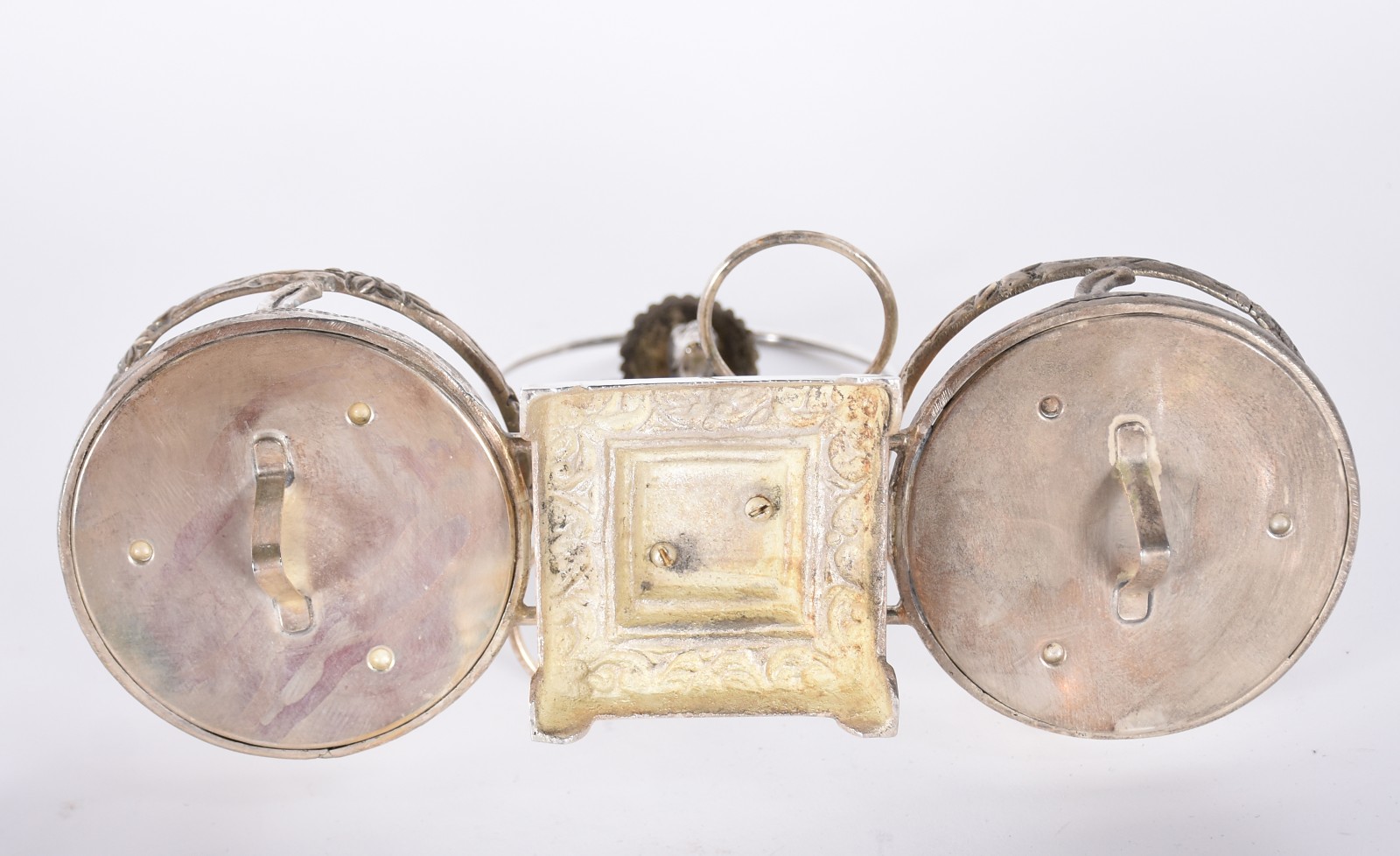 Diversas peças de metal prateado, sendo: porta petiscos, 6 taças para... - foto 8 de 8