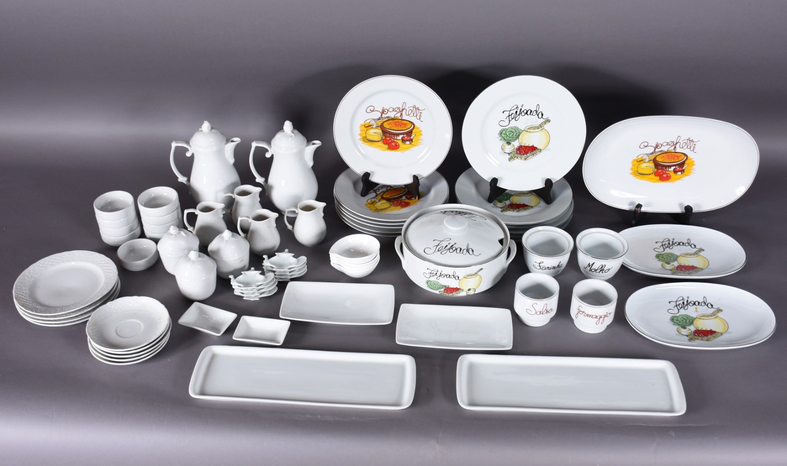 Lote com diversas peças, sendo: Serviço de porcelana Germer para... - foto 1 de 11