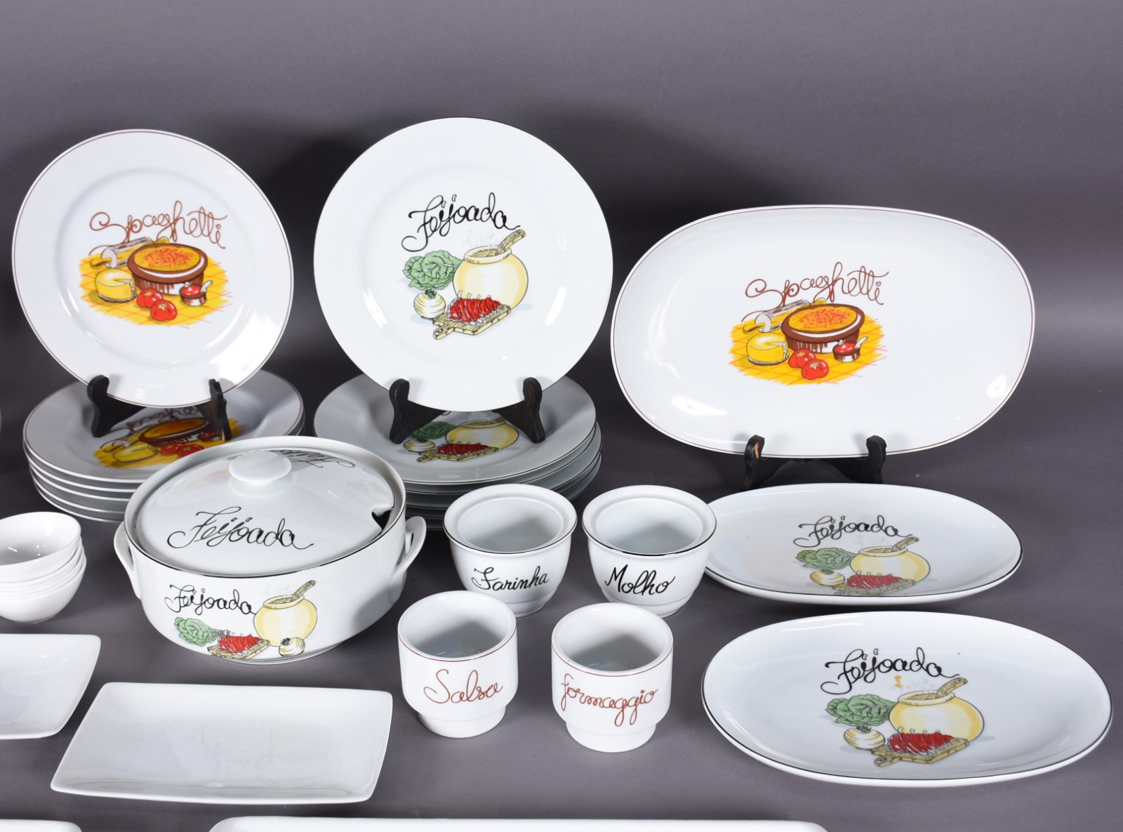 Lote com diversas peças, sendo: Serviço de porcelana Germer para... - foto 3 de 11