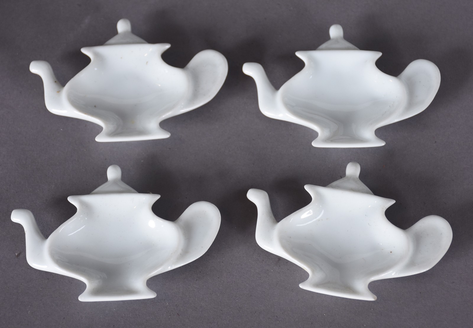 Lote com diversas peças, sendo: Serviço de porcelana Germer para... - foto 10 de 11