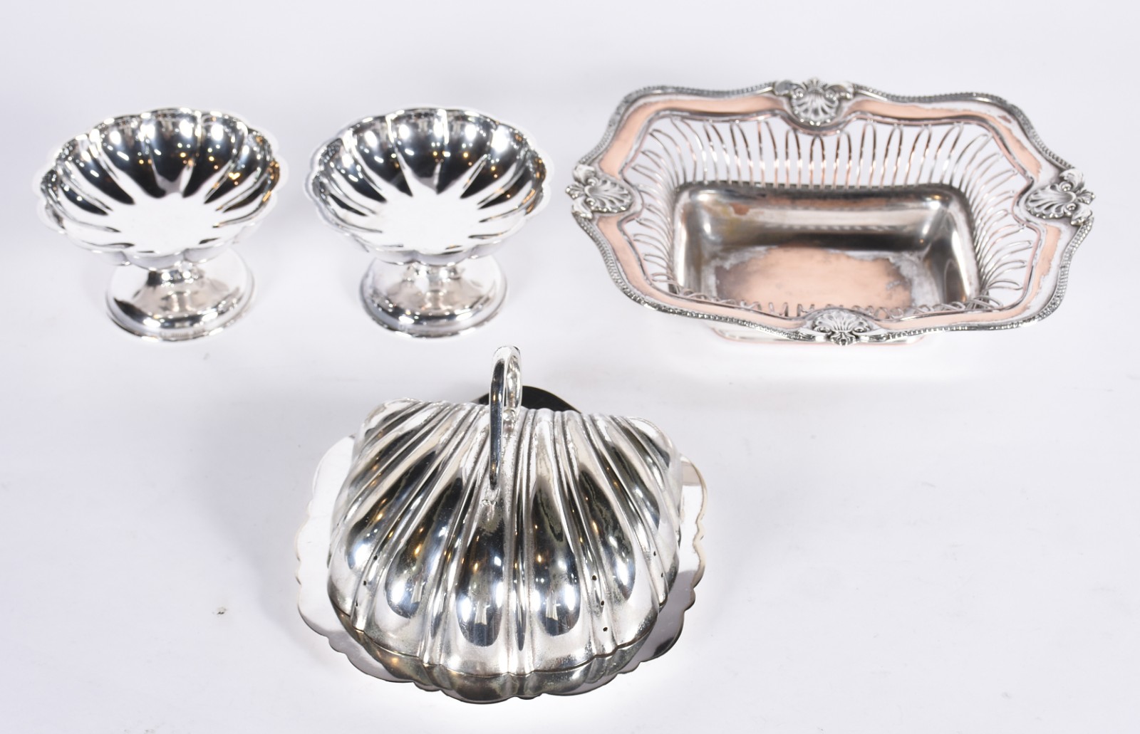 Quatro peças de metal prateado, sendo: cesta para pão, par de... - foto 2 de 7