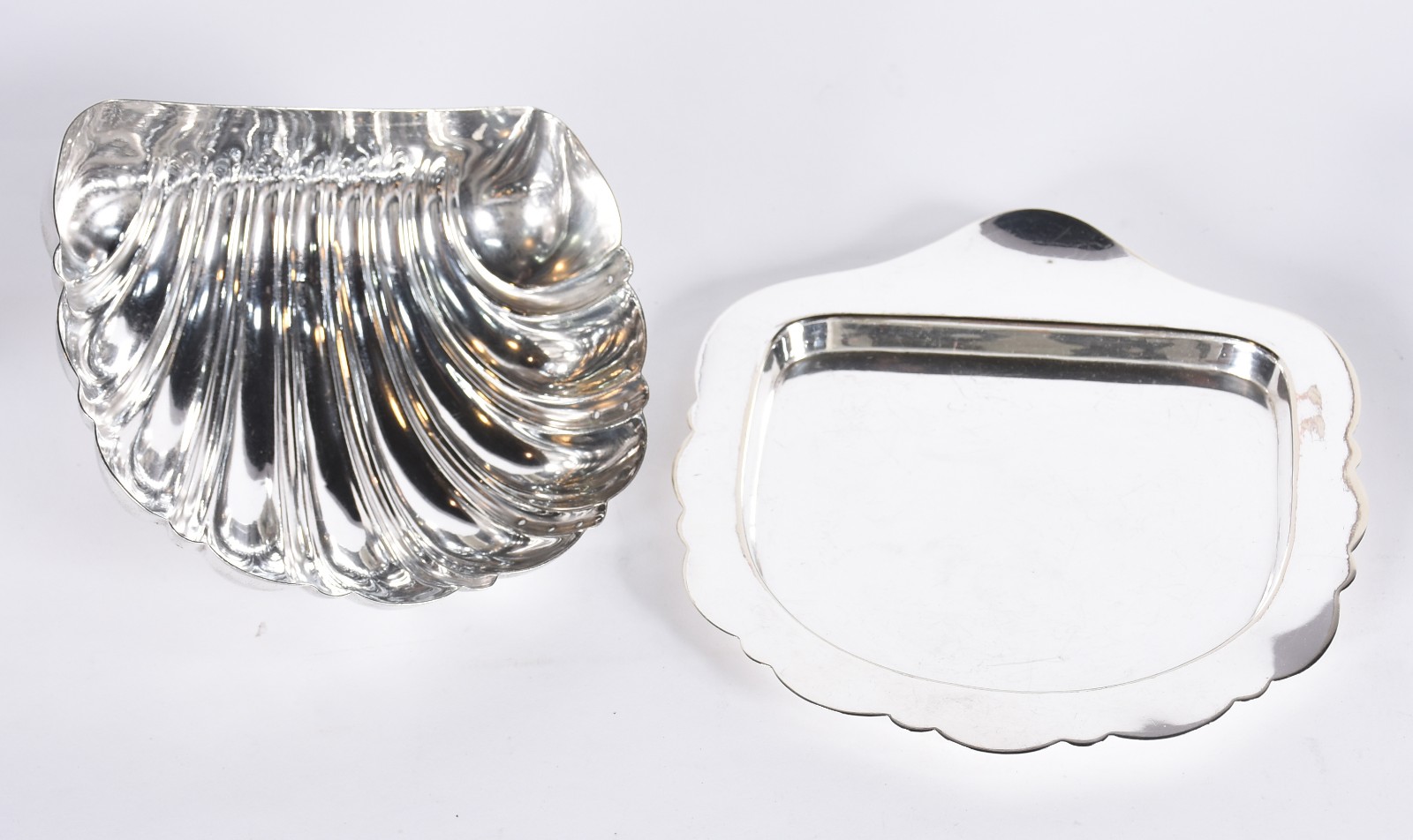 Quatro peças de metal prateado, sendo: cesta para pão, par de... - foto 3 de 7
