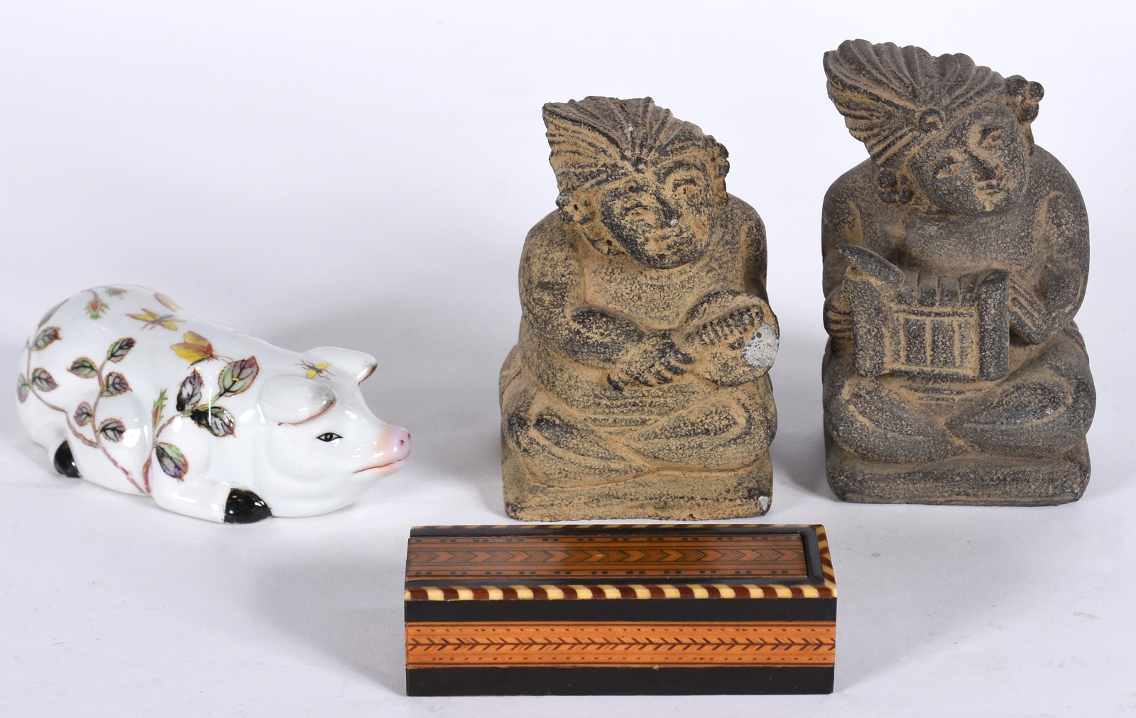 Diversas peças, sendo: 2 figuras de pedra (pequeno lascado numa... - foto 1 de 6