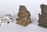 Diversas peças, sendo: 2 figuras de pedra (pequ... - Diversas peças, sendo: 2 figuras de pedra (pequeno lascado numa delas), pequena caixa de dados de madeira marchetada e estatueta de porcelana or...
