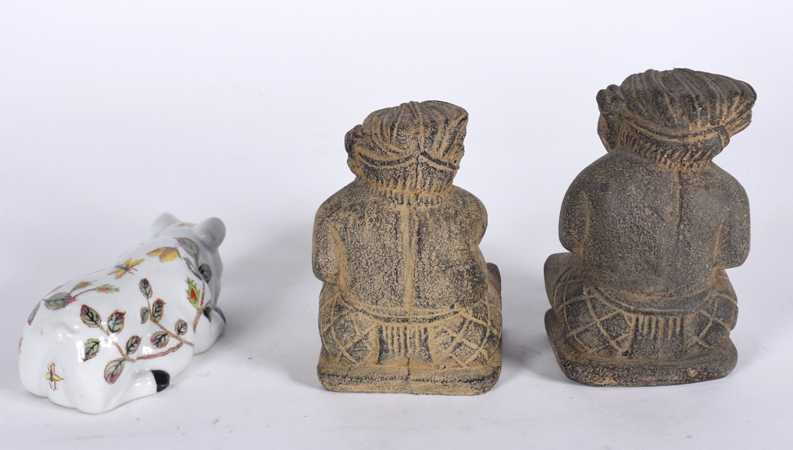 Diversas peças, sendo: 2 figuras de pedra (pequeno lascado numa... - foto 4 de 6