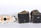 Diversas peças, sendo: 2 figuras de pedra (pequ... - Diversas peças, sendo: 2 figuras de pedra (pequeno lascado numa delas), pequena caixa de dados de madeira marchetada e estatueta de porcelana or...