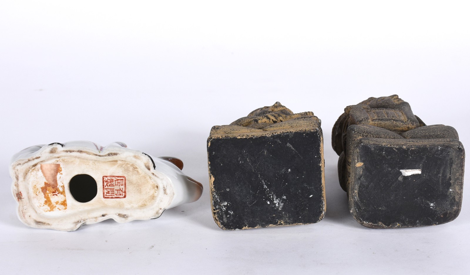 Diversas peças, sendo: 2 figuras de pedra (pequeno lascado numa... - foto 5 de 6